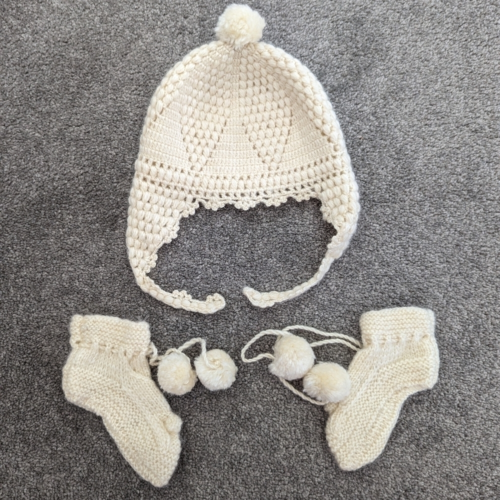 Knit hat and socks set for babies